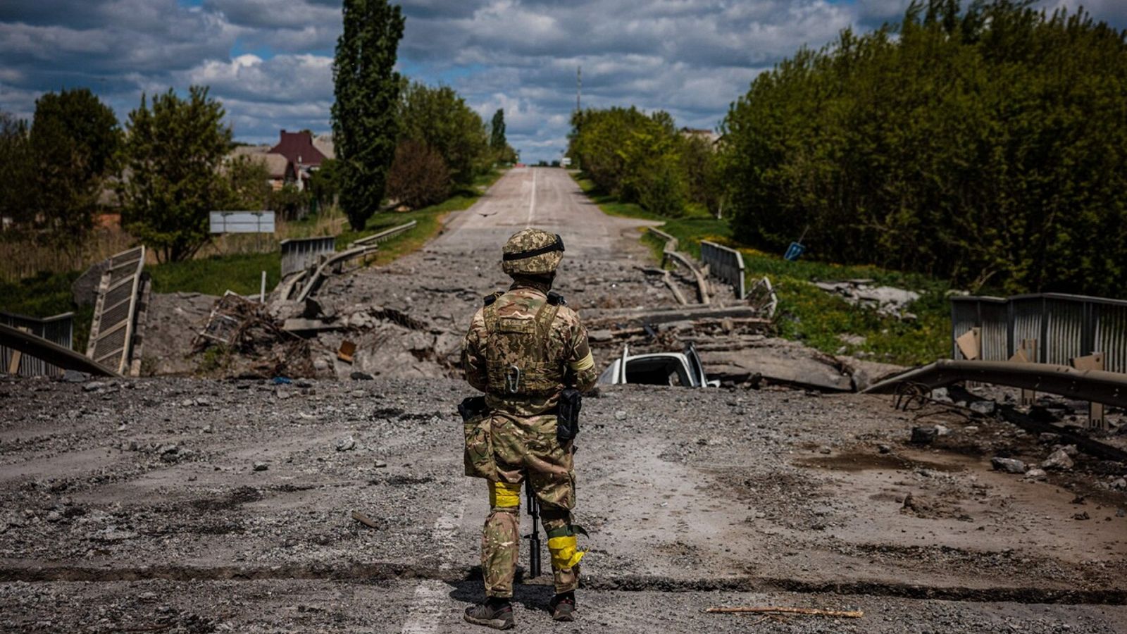 Un soldado ucraniano frente a un puente destruido en Rus'ka Lozova,al norte de Járkov. Foto: Dimitar DILKOFF / AFP