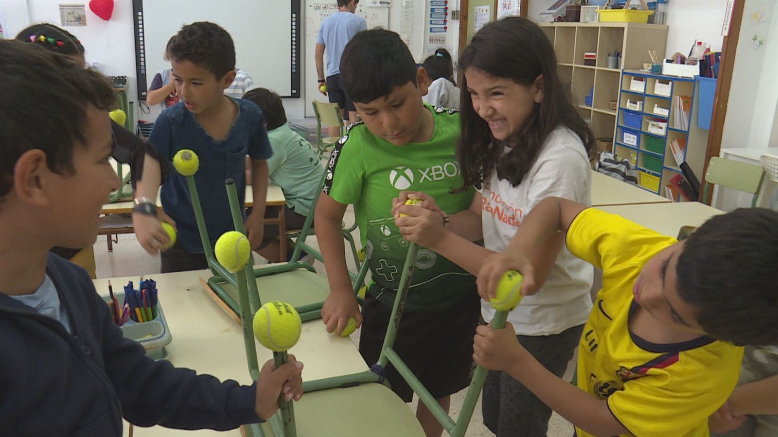 Alumnes del Col·legi Joan Miró de Palma col·loquen les pilotes que els ha regalat Rafel Nadal