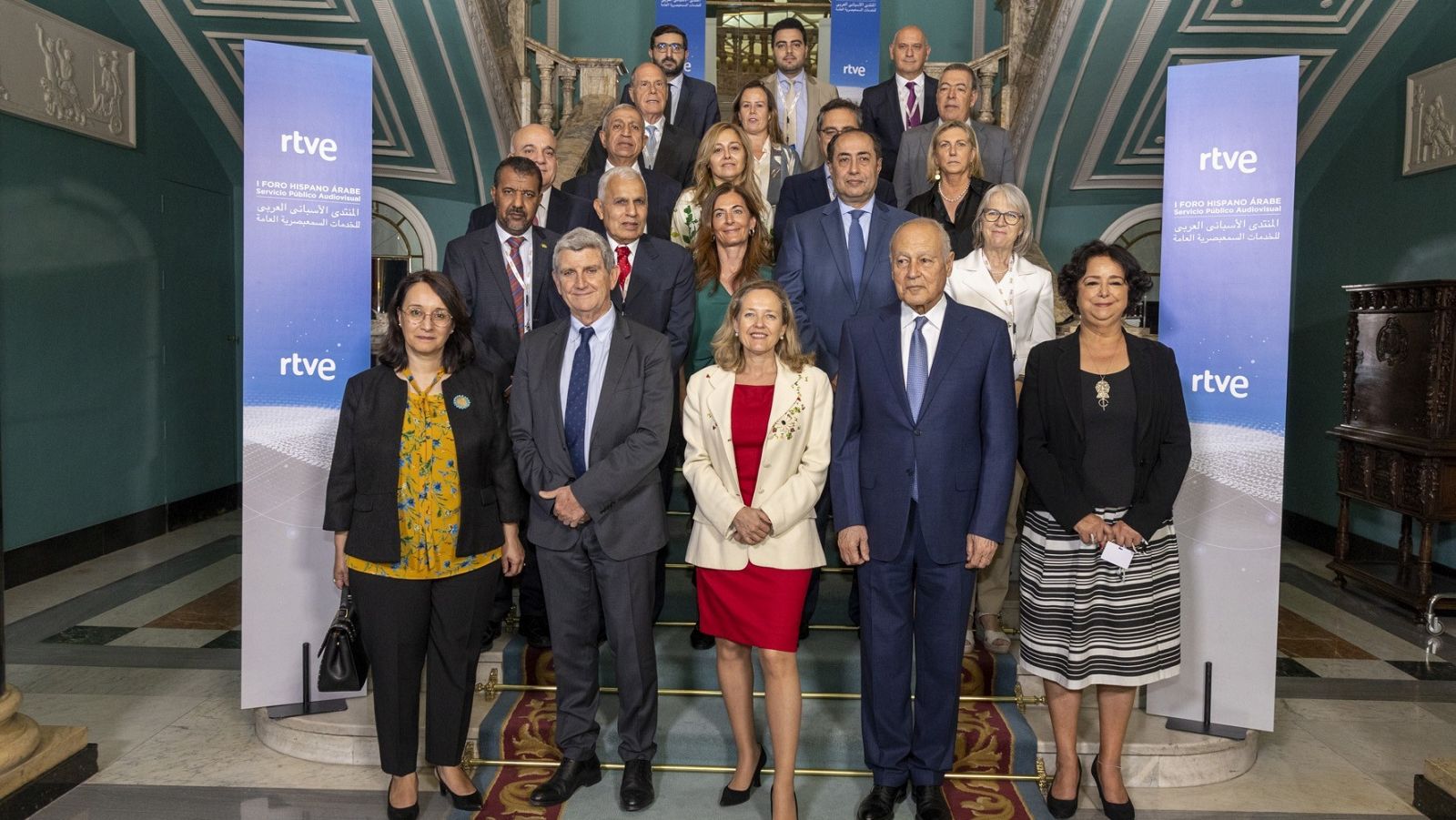 Nadia Calviño con los participantes del I Foro Hispanoárabe de Servicio Público Audiovisual