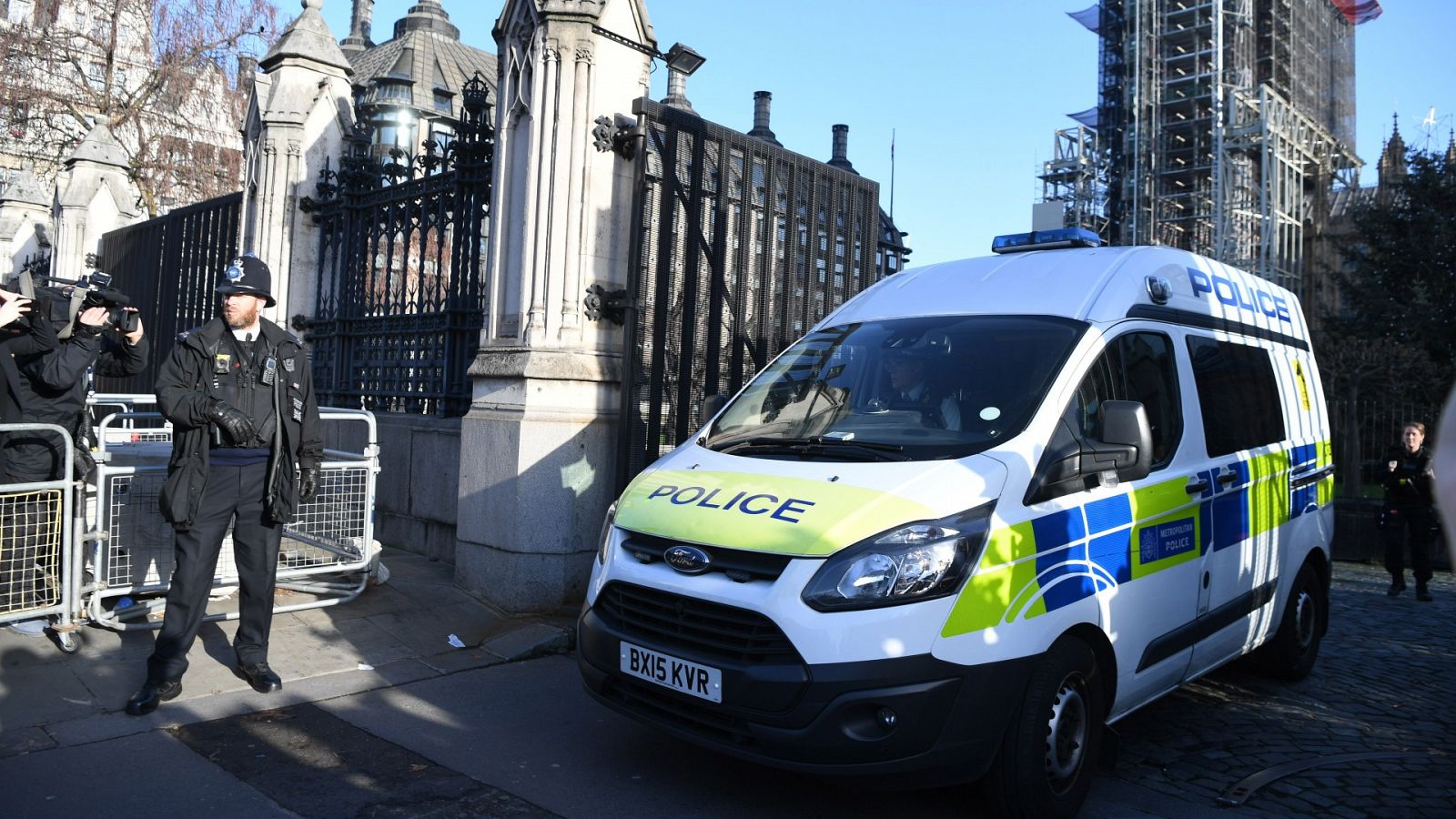 Imagen de una furgoneta de policía saliendo del Parlamento Británico