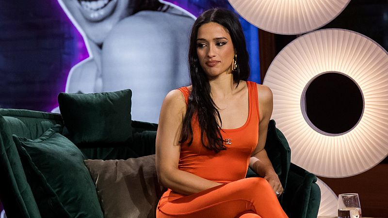 El pblico pregunta a Chanel: "Tiene una relacin con la bailarina a la que bes?"