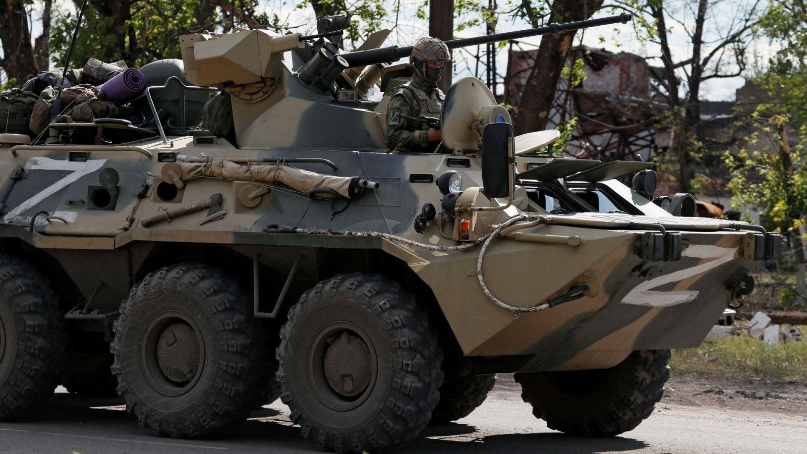 Un miembro de las tropas prorrusas escolta a los autobuses con soldados ucranianos que permanecían en la acería de Azovstal
