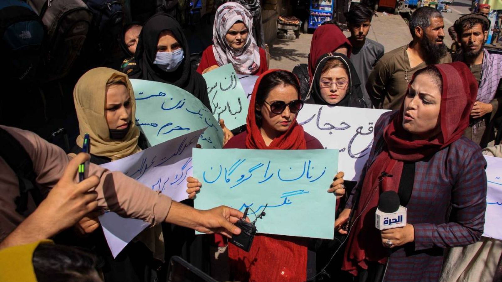 Un grupo de mujeres afganas protestan contra la obligatoriedad de usar burka en lugares públicos en Afganistán.