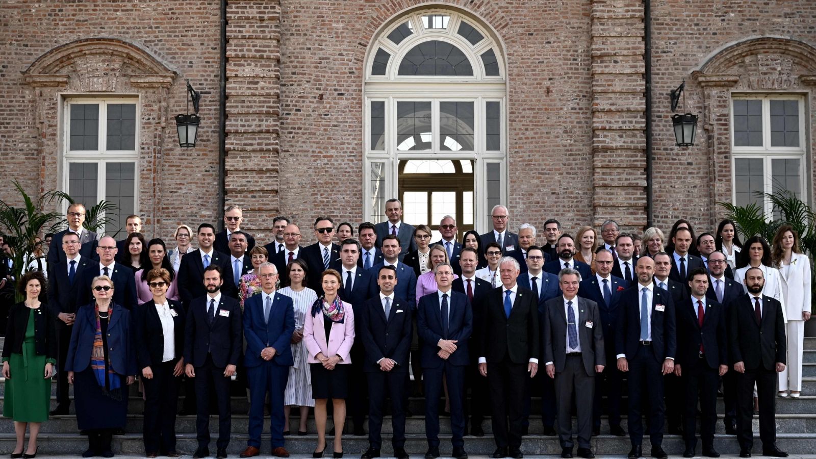 Los representantes de los miembros del Comité de Ministros de Asuntos Exteriores del Consejo de Europa posan en Turín, Roma.