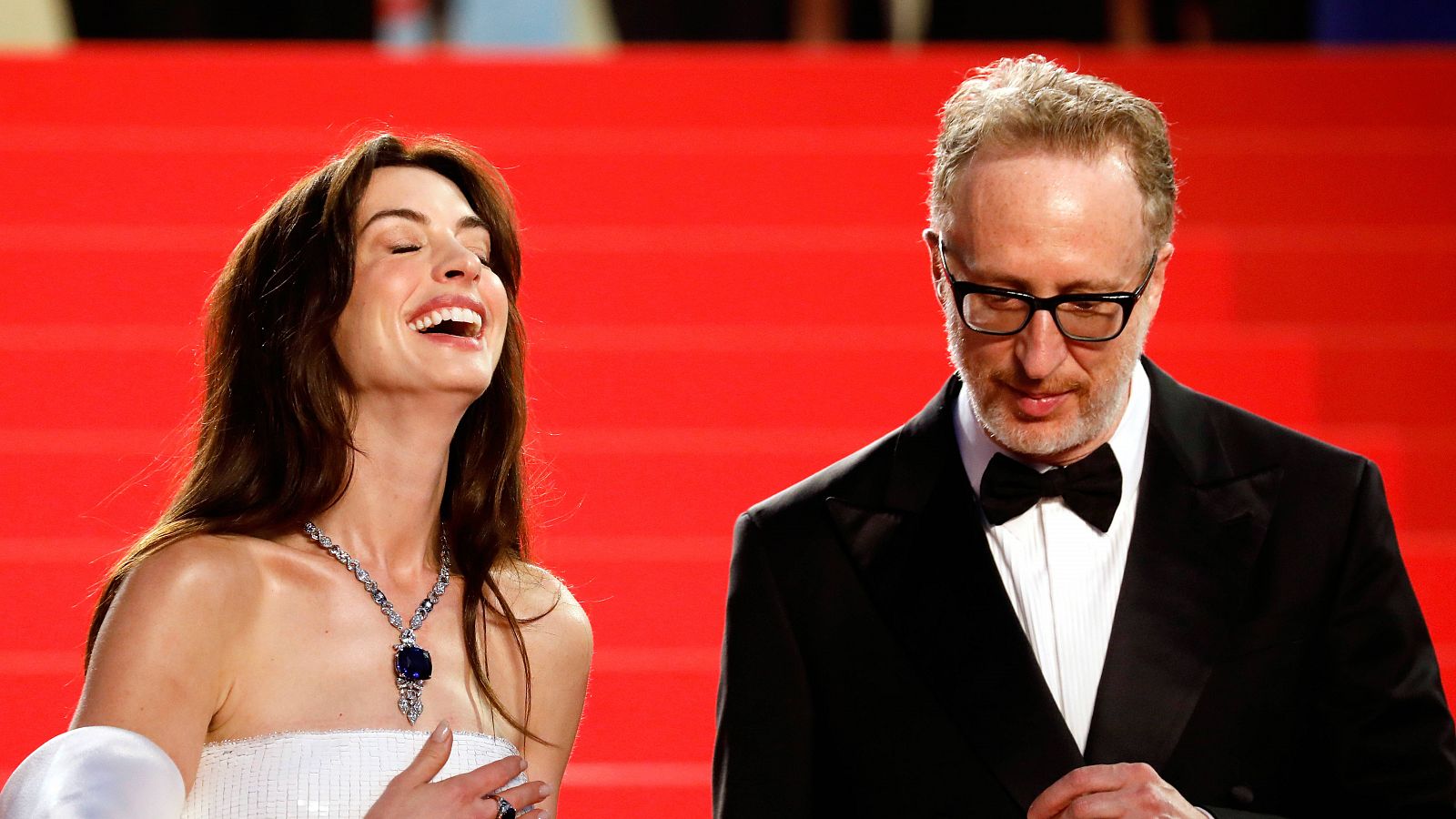 Anne Hathaway y James Gray, en la alfombra roja de 'Armageddon time'.