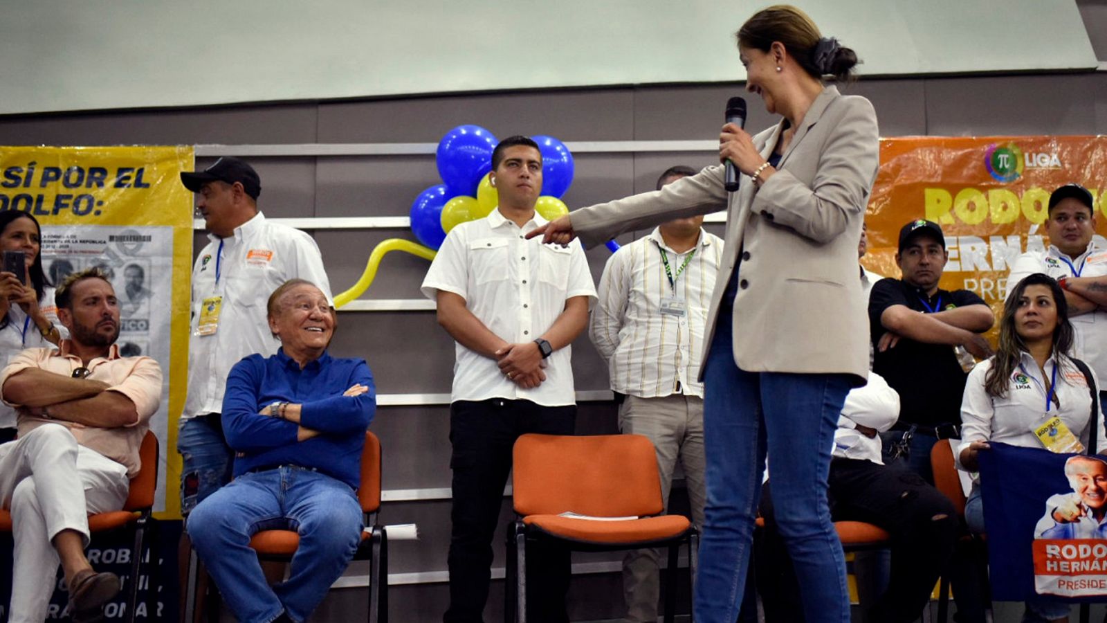 Una imagen de Íngrid Betancourt señalando con el dedo a Rodolfo Hernández durante un acto electoral el viernes 20 de mayo de 2022 en Barranquilla, Colombia.