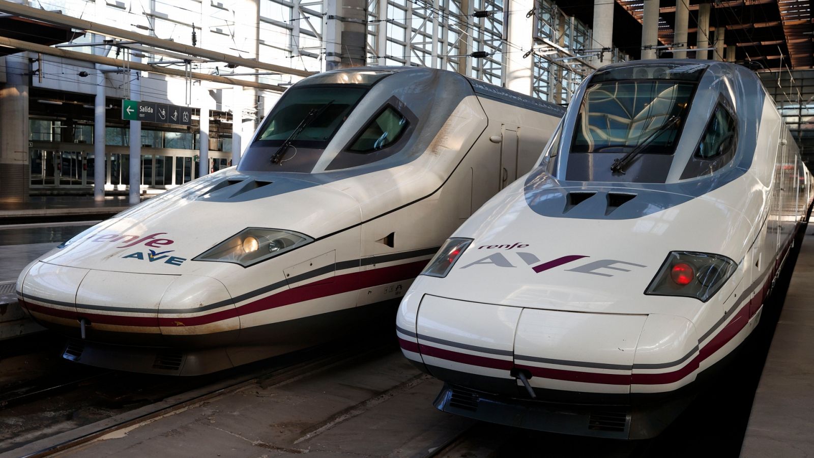 Imagen de archivo de dos trenes AVE en la Estación de Atocha de Madrid.