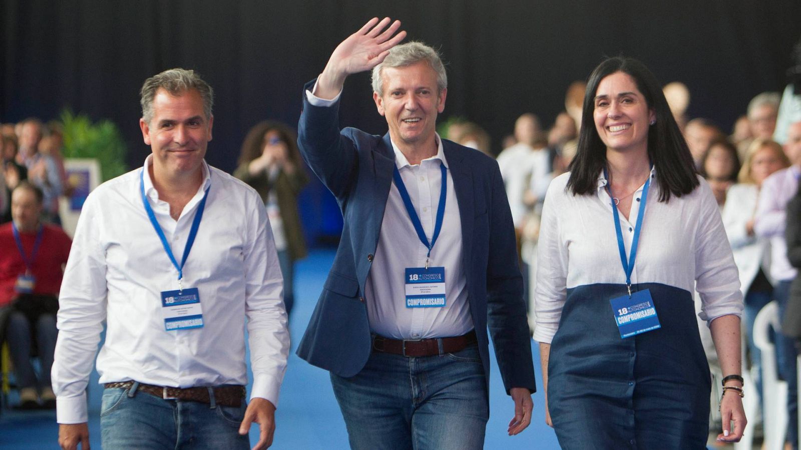 El presidente de la Xunta de Galicia, Alfonso Rueda, acompañado de próxima secretaria general del PP de Galicia, Paula Prado, y el presidente del PP de Pontevedra, Rafael Domínguez