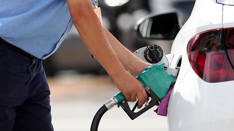 Un hombre reposta un vehículo en una gasolinera.