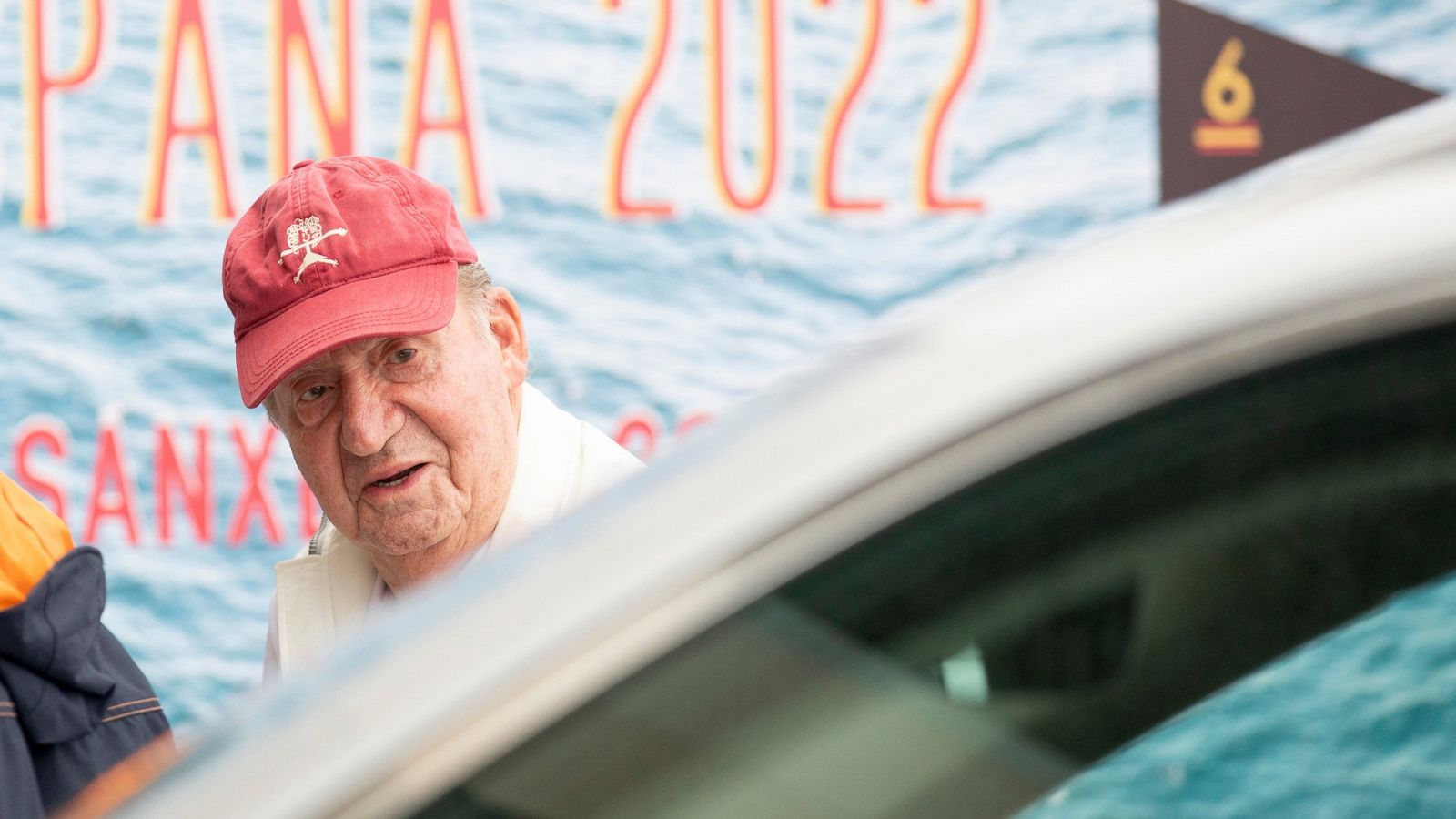 El rey emérito Juan Carlos I, a bordo del 'Bribón' este domingo en Sanxenxo.