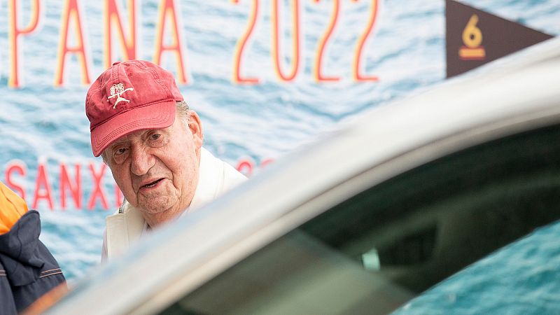 El rey emérito Juan Carlos I, a bordo del 'Bribón' este domingo en Sanxenxo.