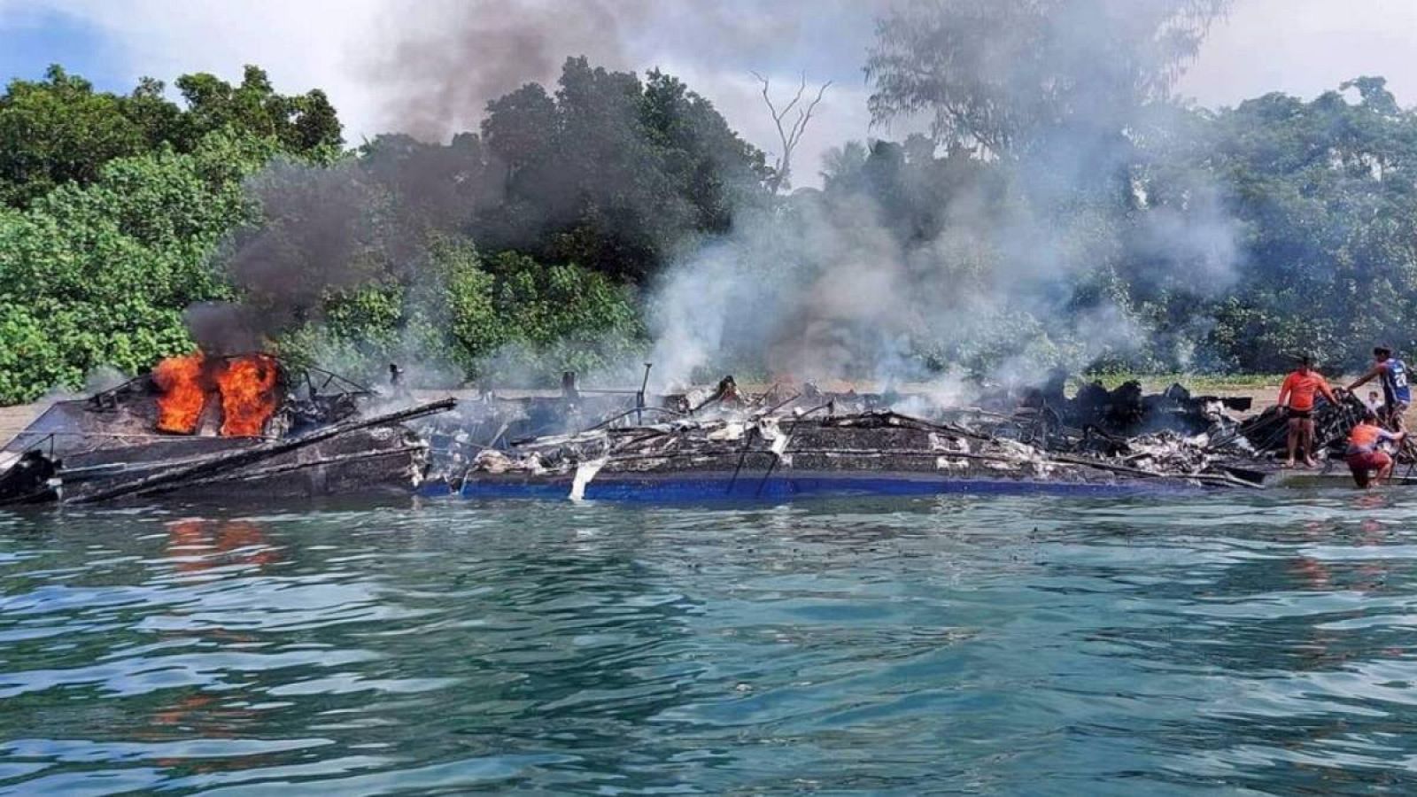 Restos del barco de pasajeros MV Mercraft 2 arrastrado a la costa tras un incendio en aguas frente a la provincia de Quezon, Filipinas.