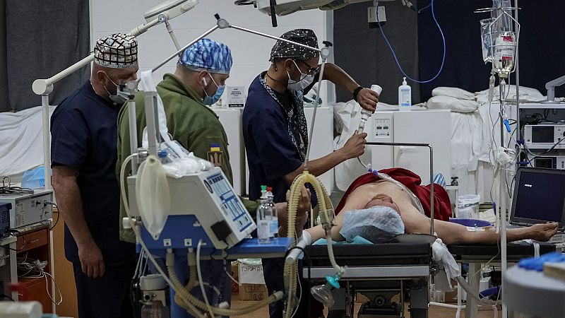 Un grupo de médicos atienden a un soldado herido en Zaporiyia, el 11 de mayo de 2022