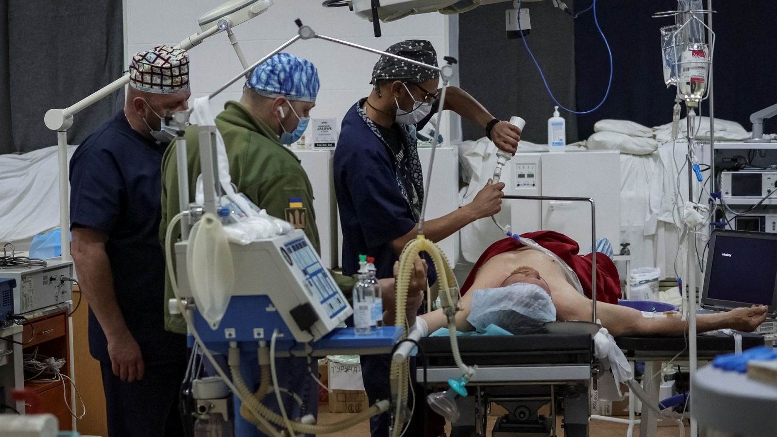 Un grupo de médicos atienden a un soldado herido en Zaporiyia, el 11 de mayo de 2022