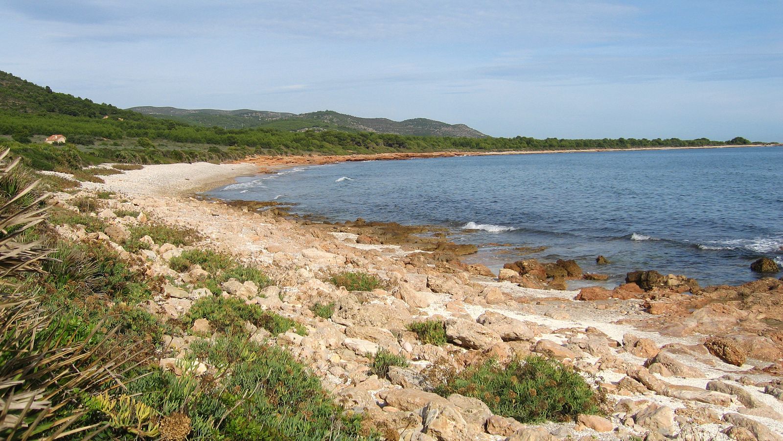 La playa de la Basseta se encuentra en el parque natural de la Serra d'Irta