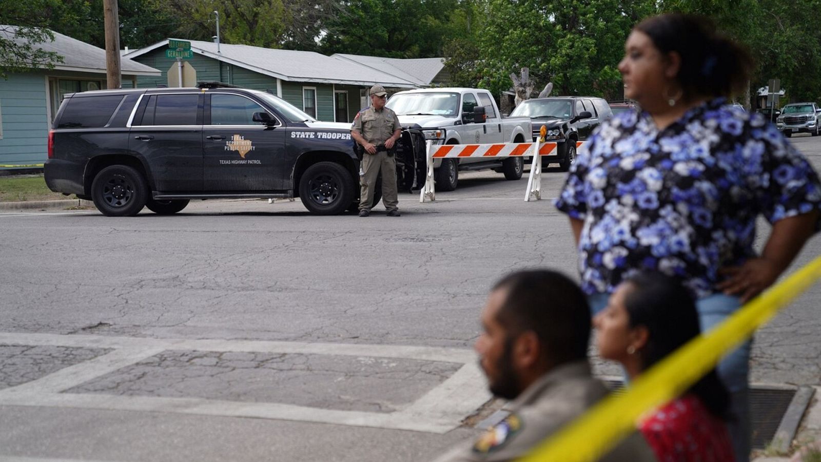 Exterior de la Escuela Elemental Robb en Uvalde, Texas, donde un joven ha matado a 19 niños y 2 profesores. Foto: allison dinner / AFP