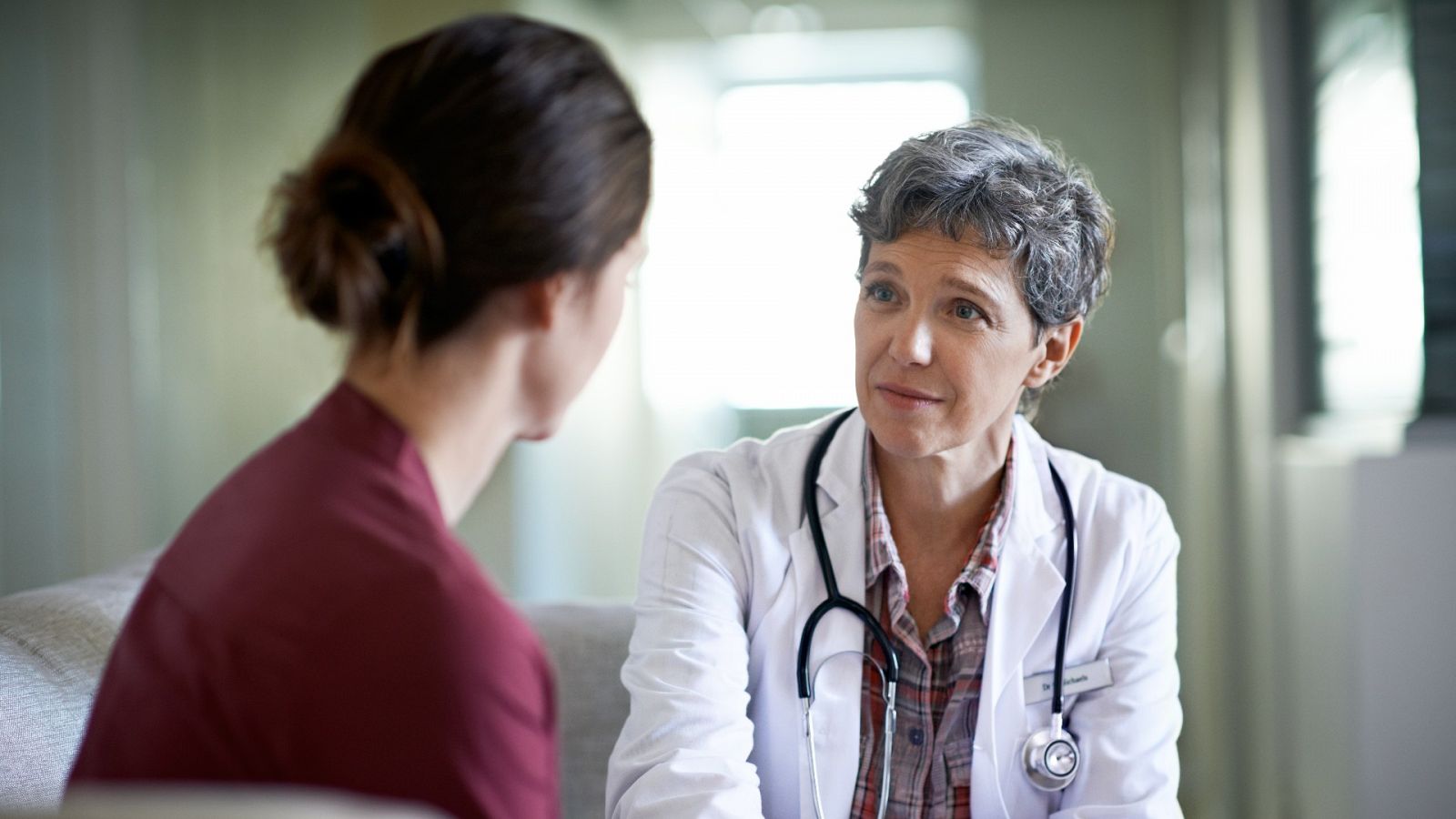 Una médica atiende a una paciente