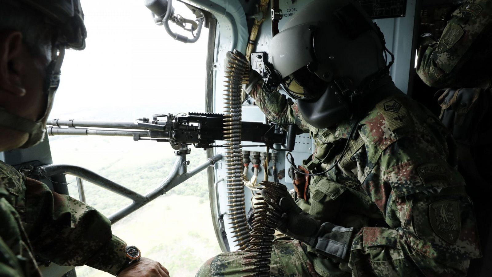 Soldados sobrevuelan en un helicóptero el campamento de las disidencias de las FARC