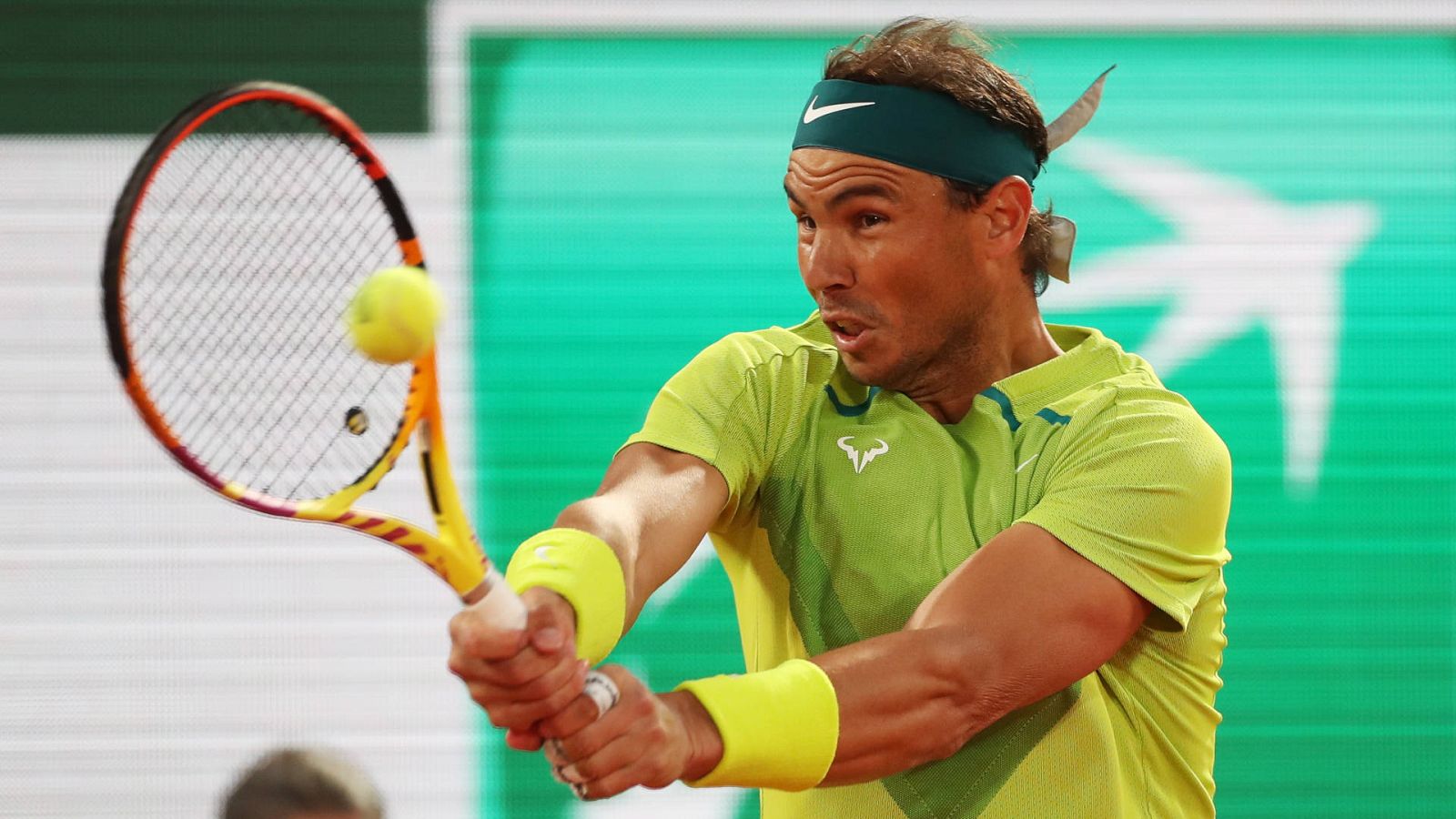 Nadal da un golpe de revés ante Moutet en Roland Garros