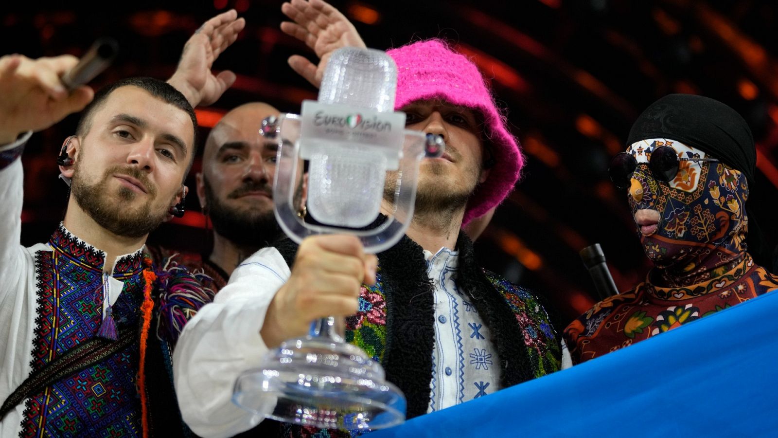 Kalush Orchestra, ganadores de Eurovisión 2022, con el trofeo