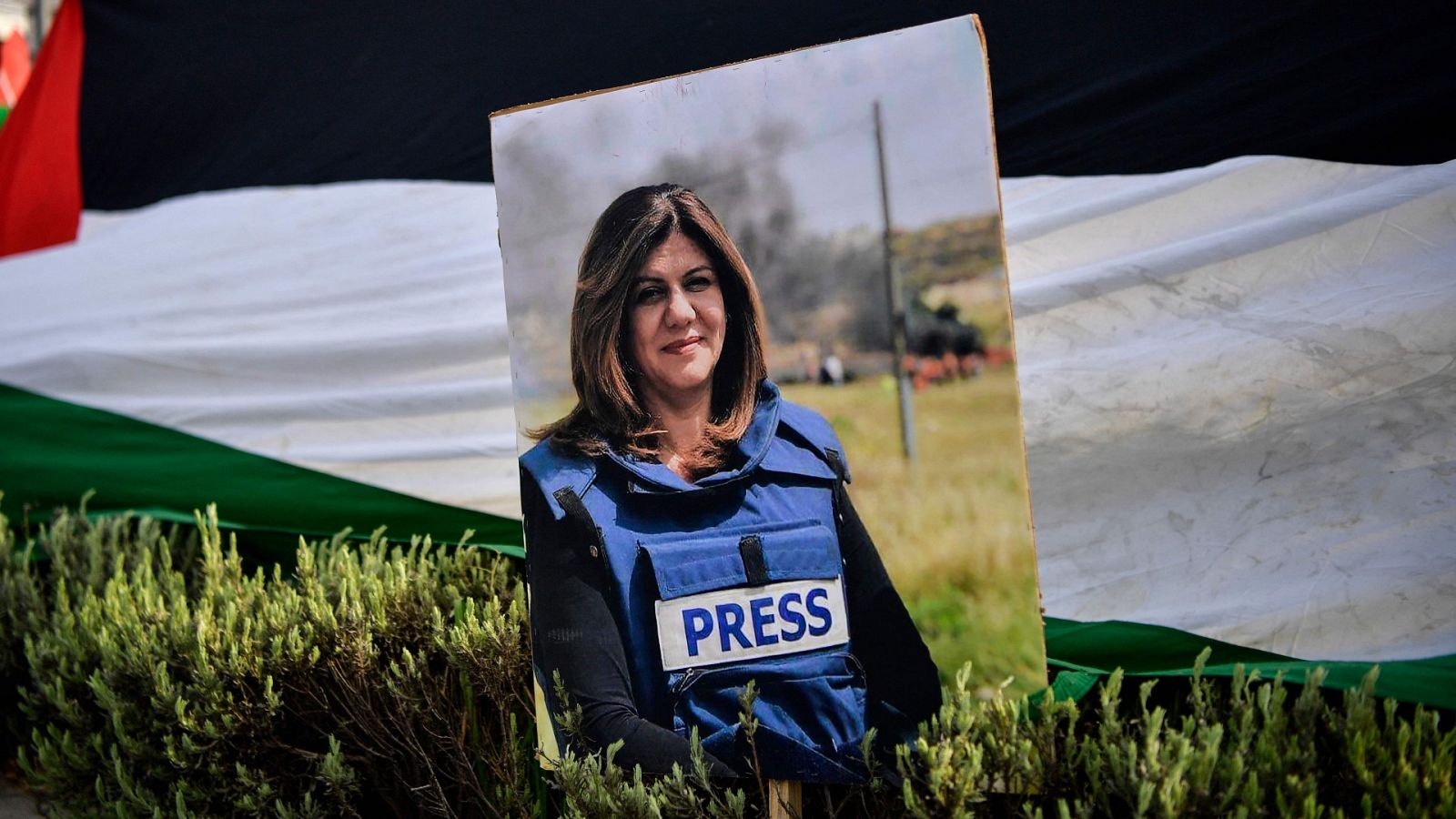 Un retrato de la reportera asesinada, Shireen Abu Akleh, durante una manifestación frente a la embajada de Israel en Atenas