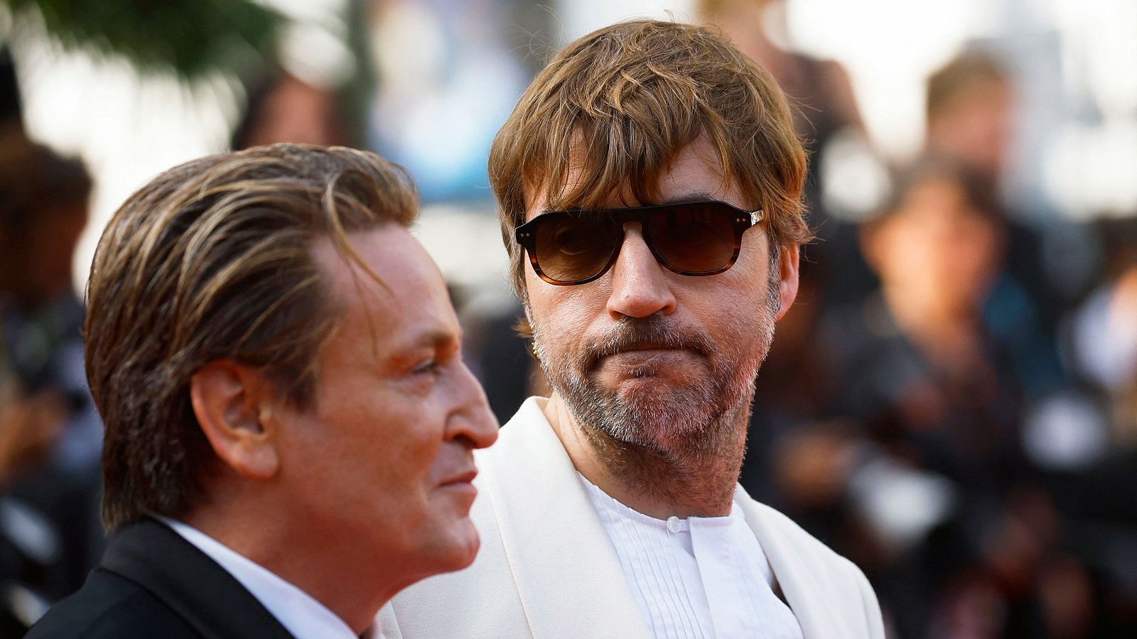 El actor Benoit Magimel (izquierda) junto a  Albert Serra en la alfombra roja de Cannes.