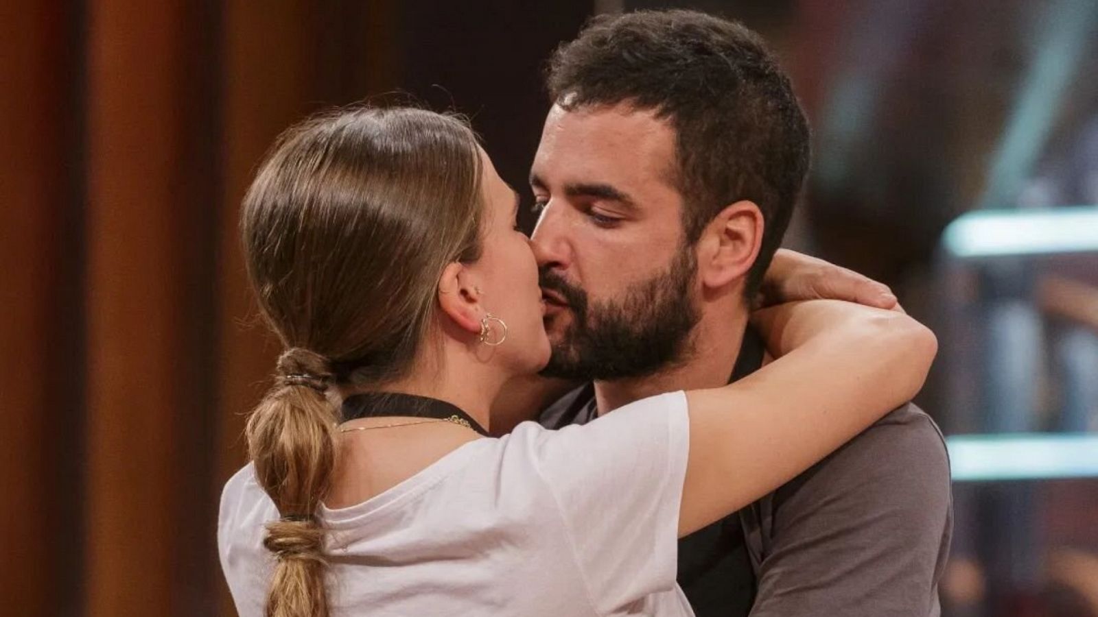 Eva y Jokin dándose un beso en 'MasterChef' 10