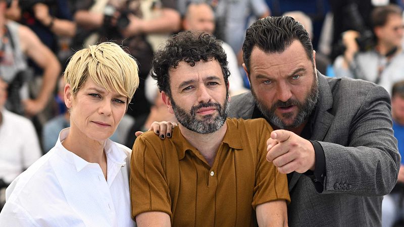 Marina Fois, Rodrigo Sorogoyen y Denis Menochet, en la presentación de 'As bestas'.