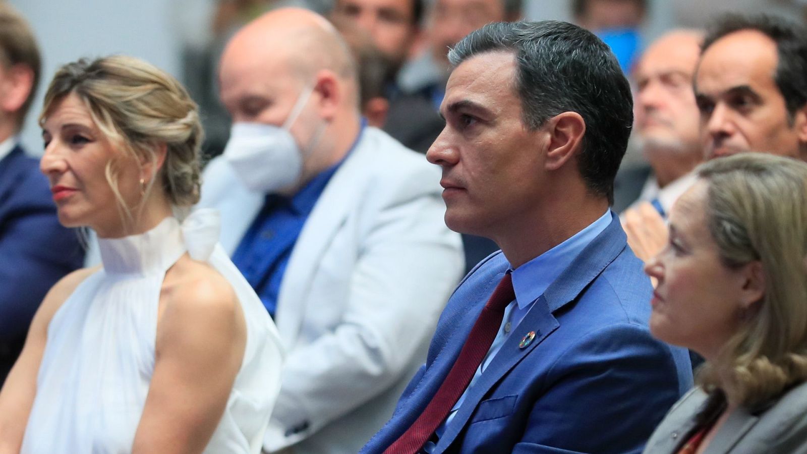 El presidente del Gobierno, Pedro Sánchez, junto a la vicepresidenta primera y ministra de Asuntos Económicos, Nadia Calviño (d), y la vicepresidenta segunda y ministra de Trabajo, Yolanda Díaz