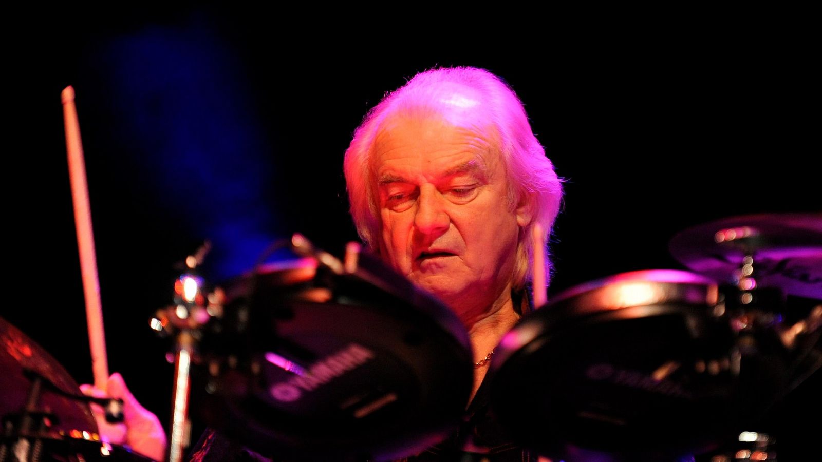 El batería Alan White de la banda británica de rock Yes durante un concierto Viena en 2011.