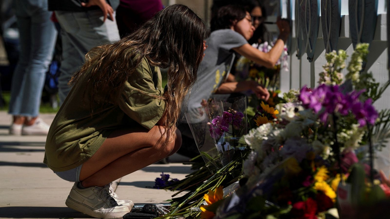 Una niña lora a las víctimas de un tiroteo en una escuela de Texas.