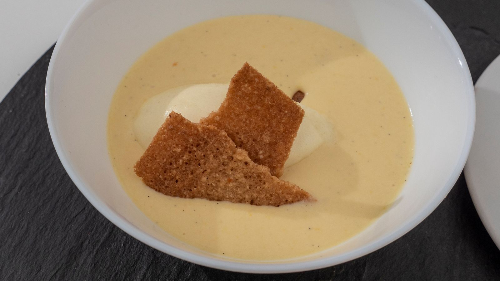 Receta de sopa de maíz con sorbete de piña y galleta