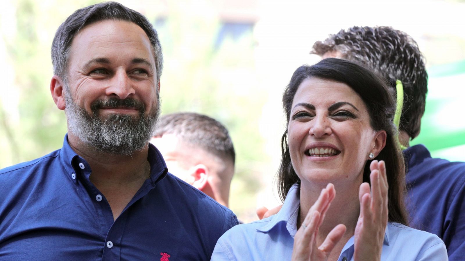 El presidente de Vox, Santiago Abascal, junto con la candidata a la presidencia de Andalucía, Macarena Olana, durante un acto de precampaña electoral en Granada.