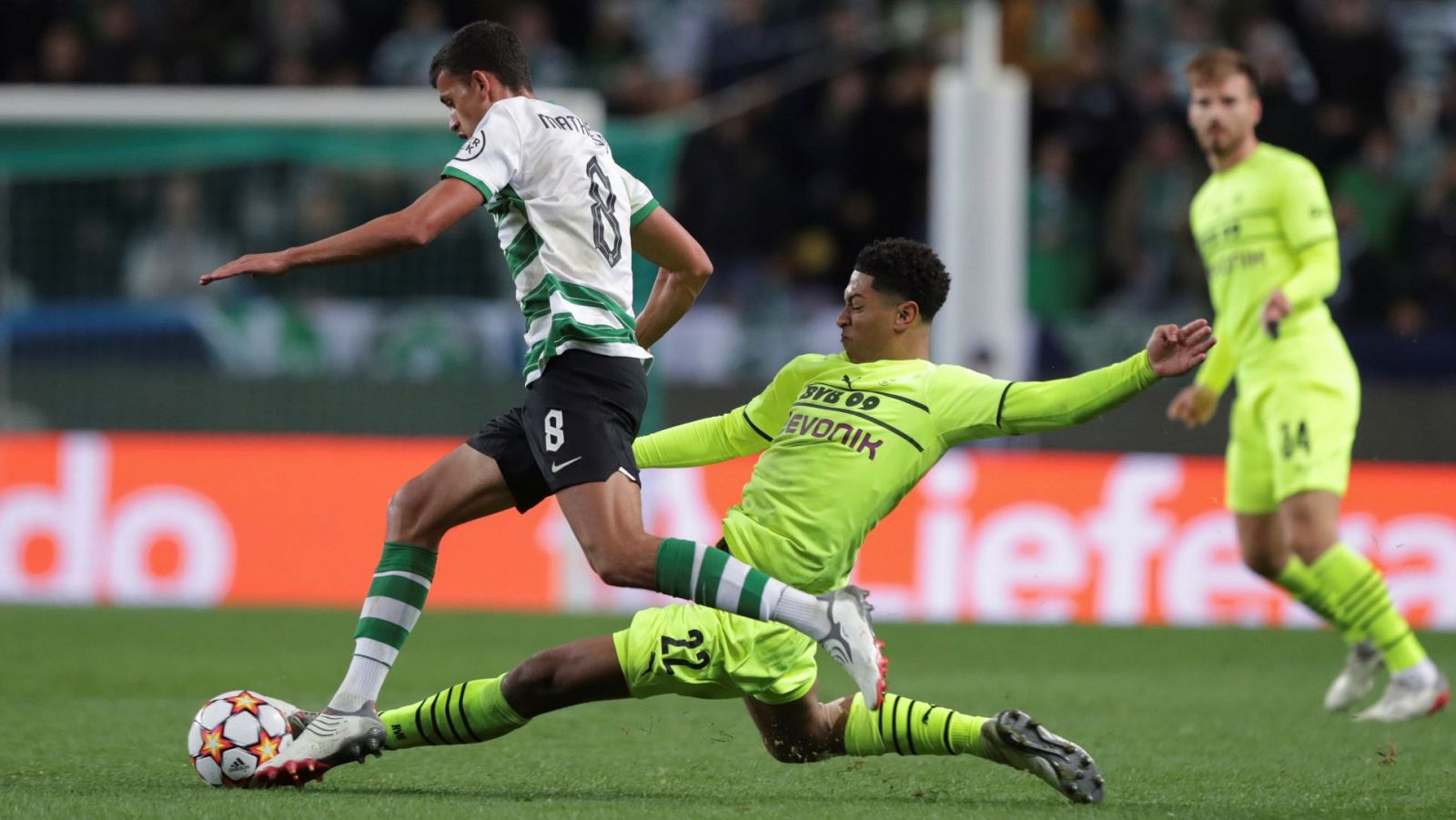 Mateus Nunes conduce el balón en un partido con el Sporting de Portugal.