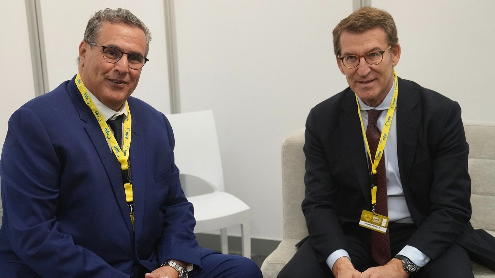 El presidente del PP, Alberto Núñez Feijóo (d), y el primer ministro de Marruecos, Aziz Ajanuch (i)