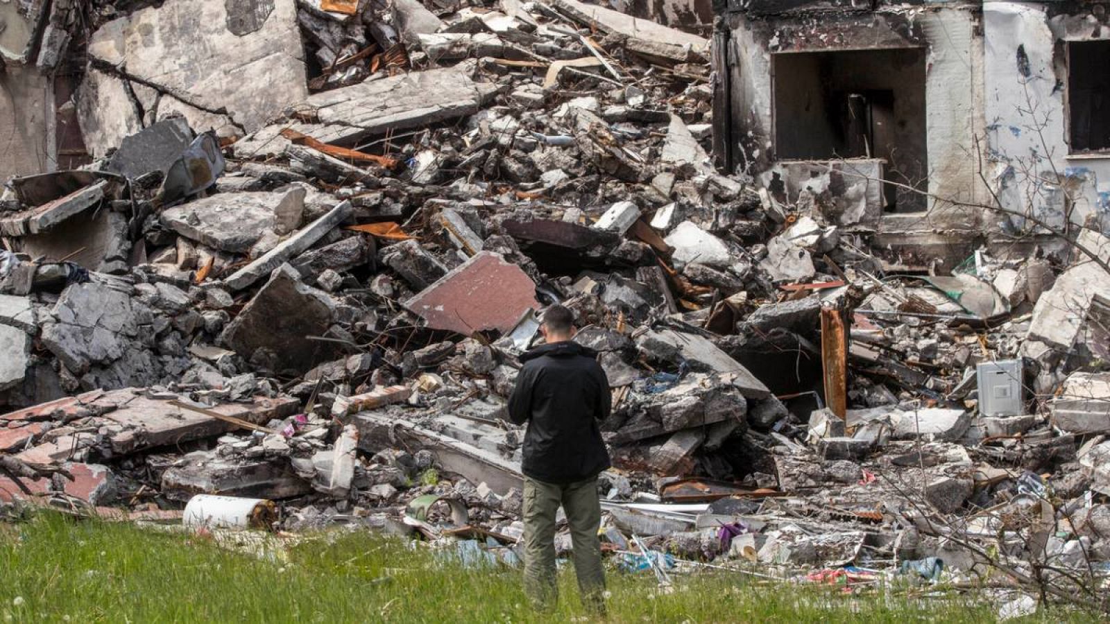 Un hombre observa la destrucción causada por los bombardeos rusos en Járkov (Ucrania).