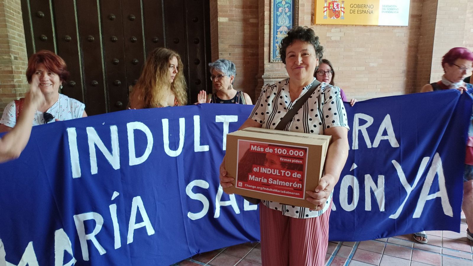María Salmerón, momentos antes de entregar las firmas de apoyo a su causa en la Delegación del Gobierno en Andalucía