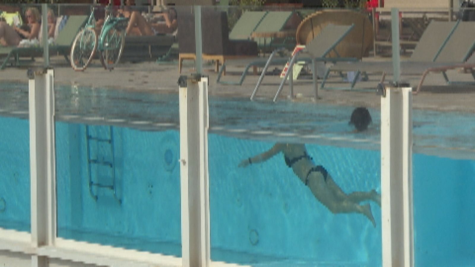 Una turista gaudint de les vacances a una piscina de Magaluf