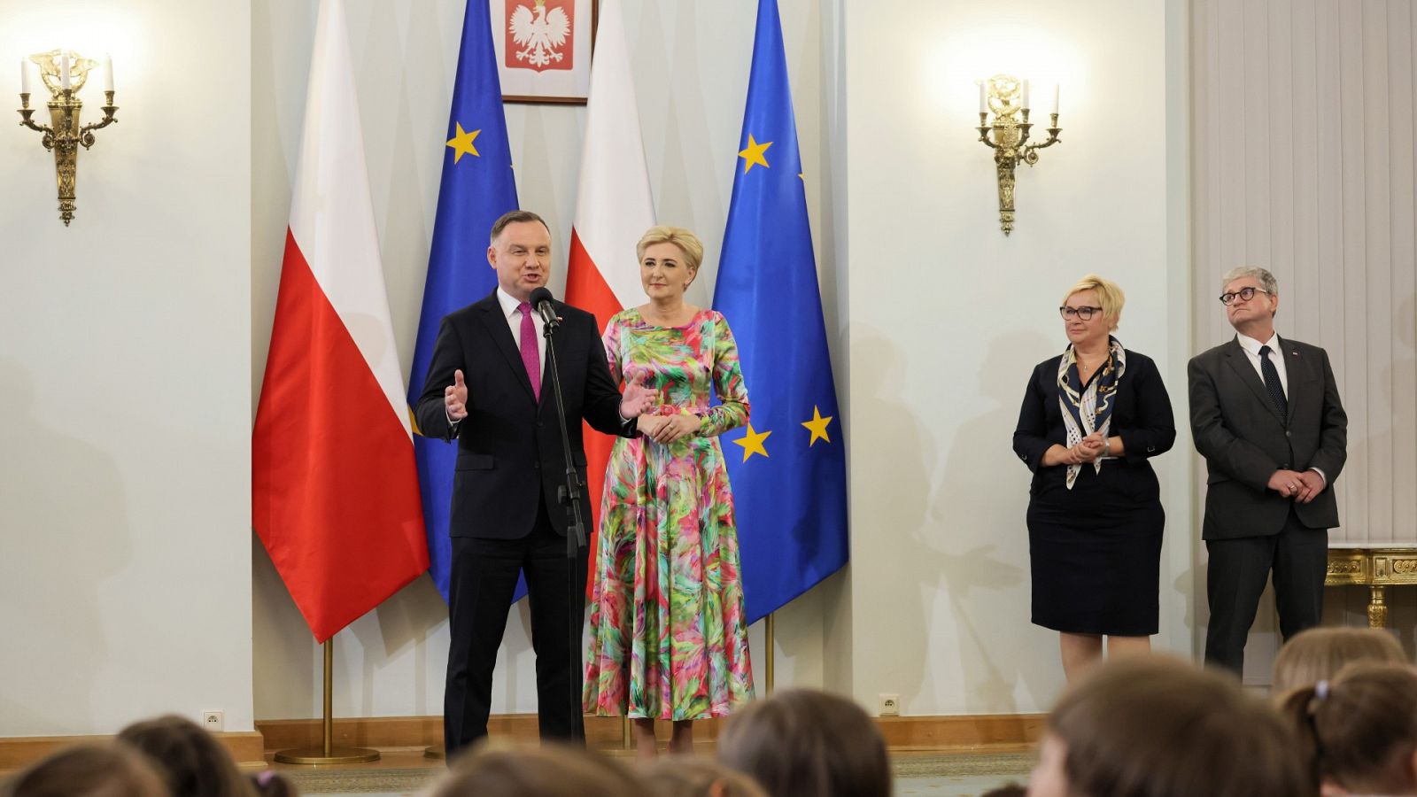 Imagen del presidente polaco Andrzej Duda acompañado de las banderas de la UE y Polonia