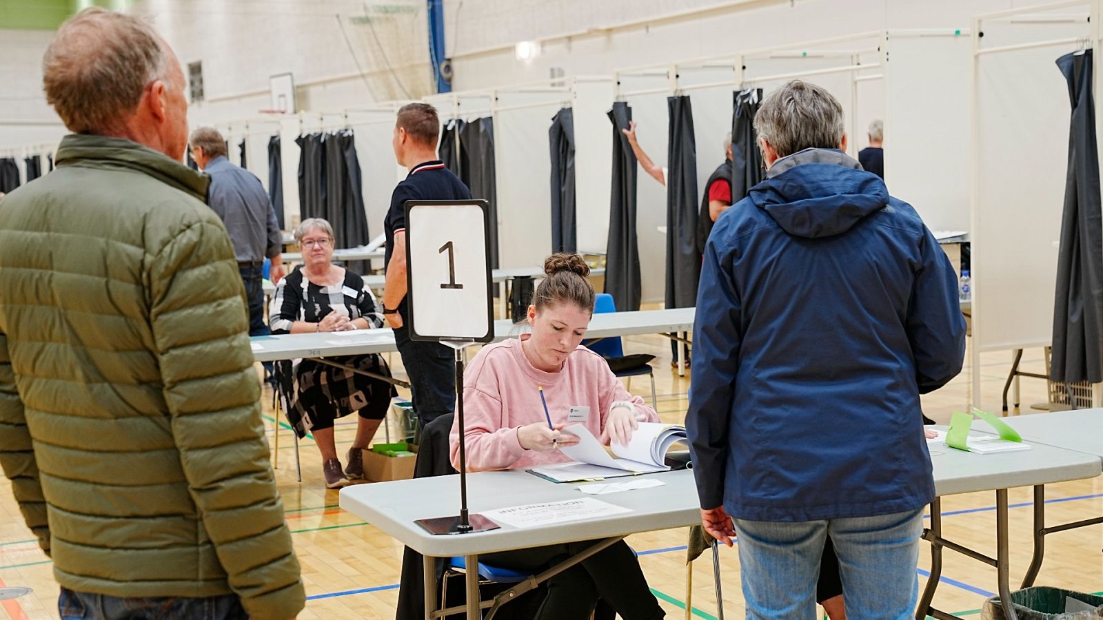 Mesa electoral en Viborg, Dinamarca, en el referéndum que determina si el país se una a la política de seguridad y defensa de la UE