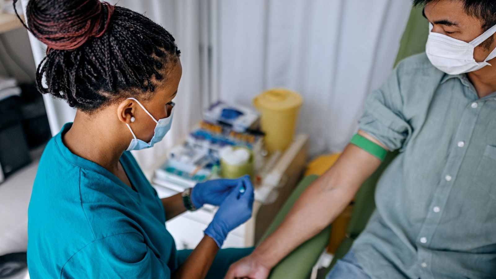 Una enfermera se prepara para administrar un fármaco o sacar sangre a un paciente, en una imagen de archivo.