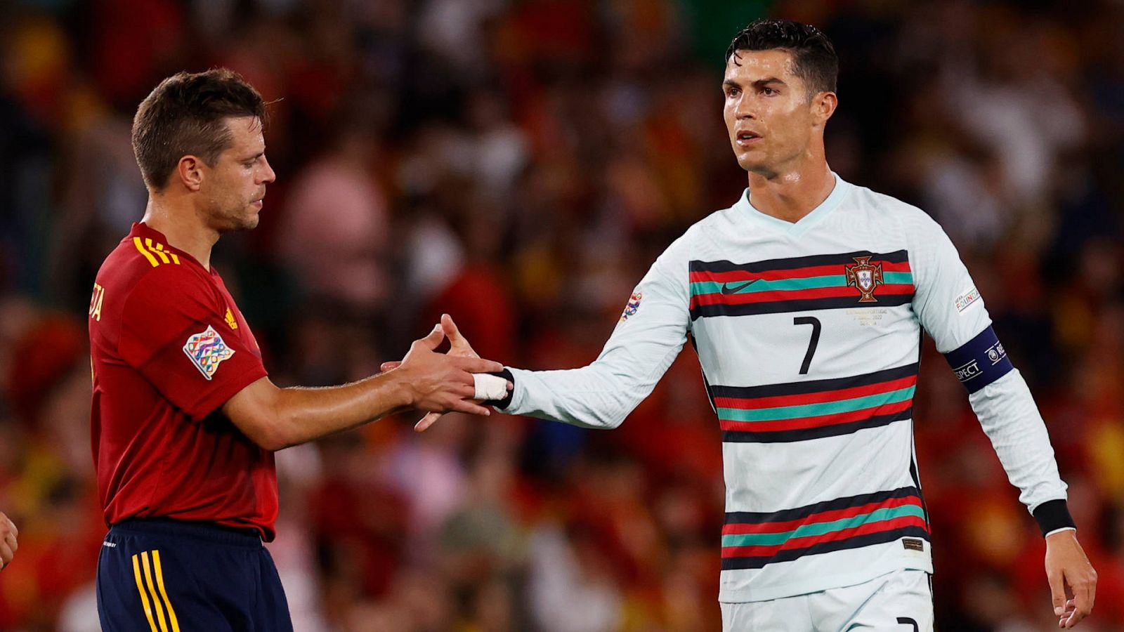 El defensa de la selección española César Azpilicueta (i) saluda a Cristiano Ronaldo, de Portugal, al término del partido de la Liga de Naciones