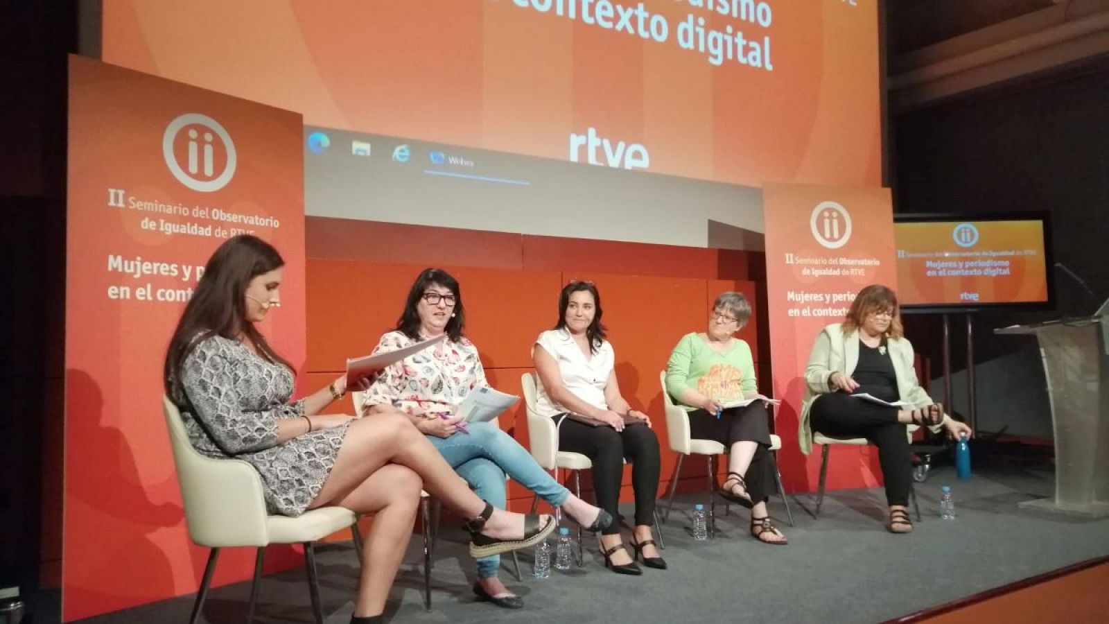 Beatriz Aparicio, adjunta del Observatorio de Igualdad, modera la mesa sobre periodismo especializado y mujeres profesionales