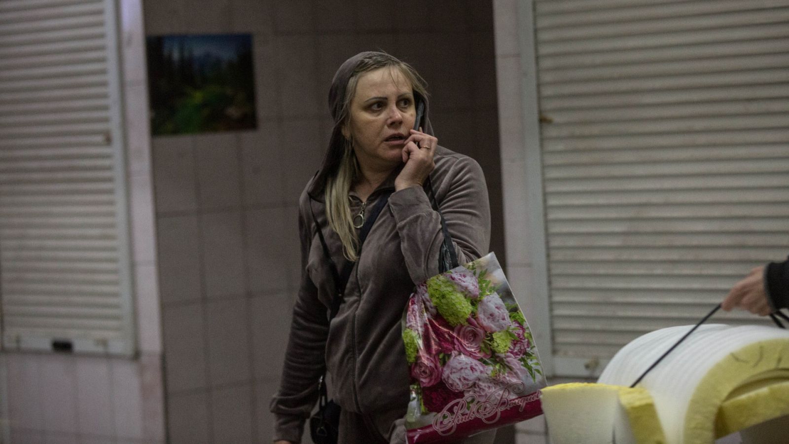 Una mujer habla por teléfono mientras se refugia en la estación subterránea del metro de Járkov