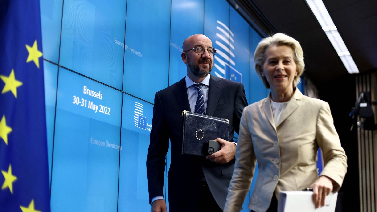 El presidente del Consejo Europeo, Charles Michel, y la presidenta de la Comisión, Ursula von der Leyen tras la cumbre de líderes europeos en Bruselas