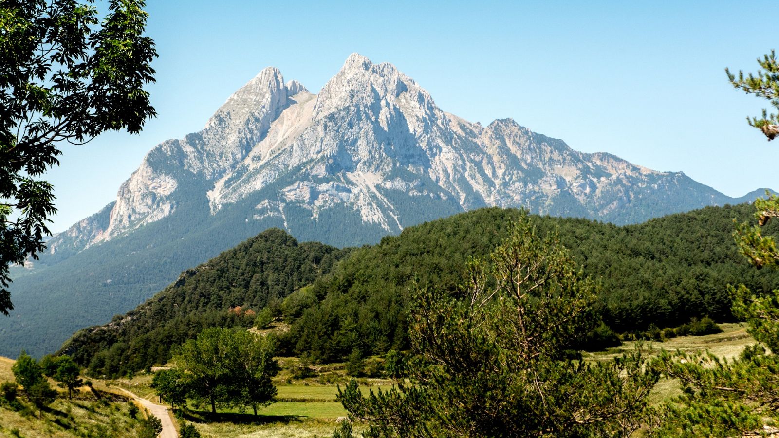 El Pedraforca vist des de Gisclareny, muntanya amb dues carenes i una de les més emblemàtiques de Catalunya, al Parc Natural del Cadí-Moixeró