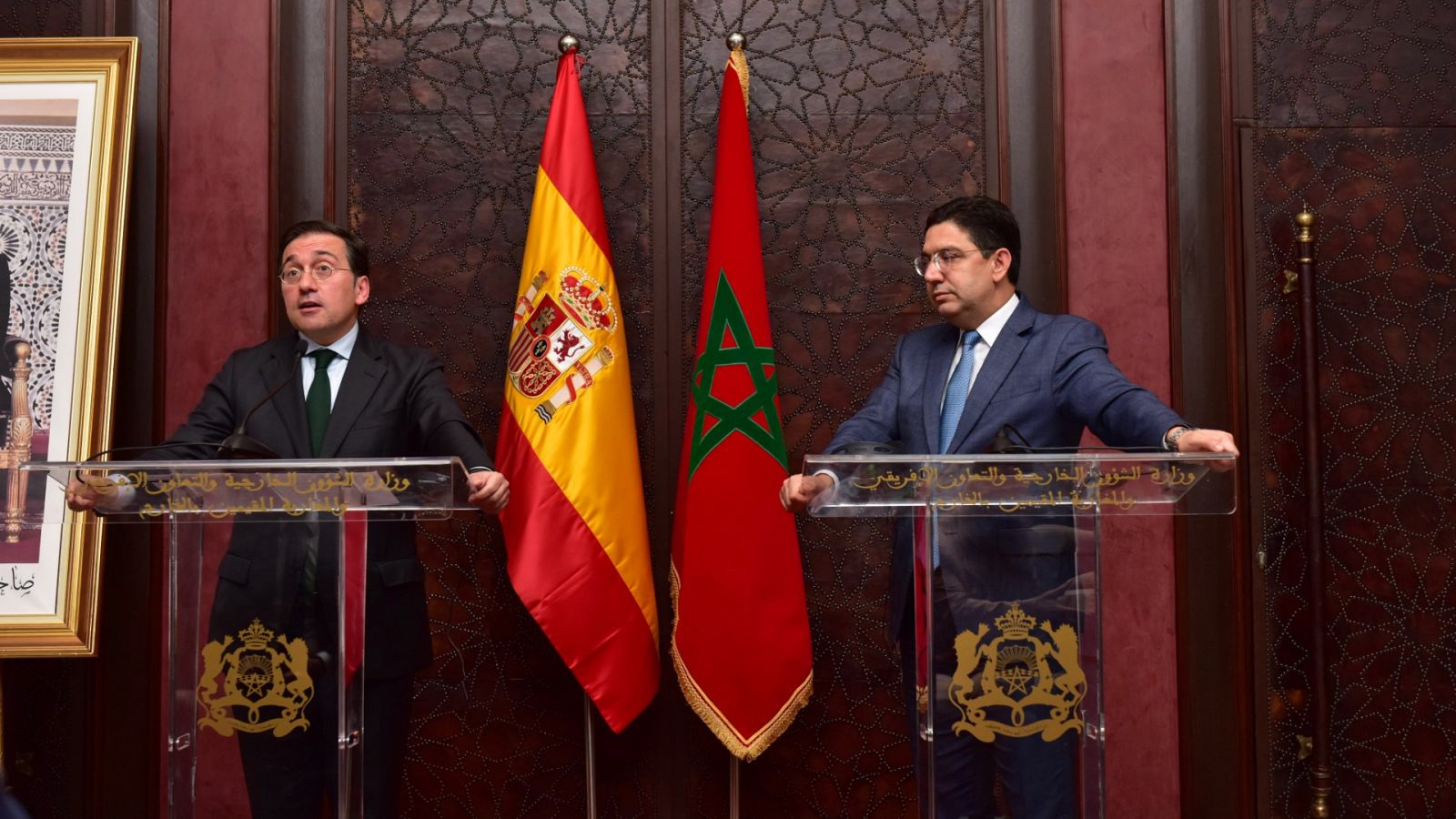Los ministros de Exteriores de España y Marruecos, José Manuel Albares y Nasser Bourita, durante una rueda de prensa conjunta en Marrakech.