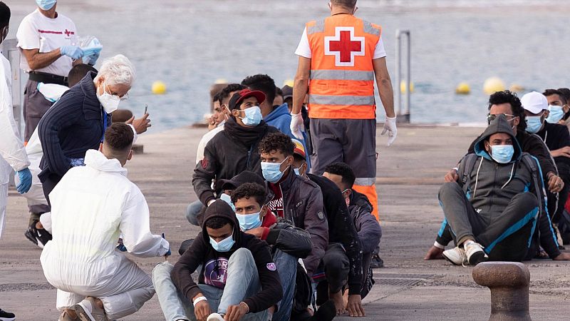 Los ocupantes de una patera rescatada a 32 millas al suroeste de Tenerife en el muelle de Los Cristianos