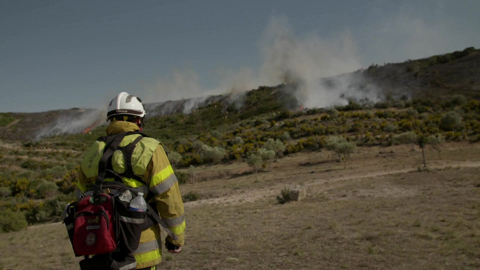 Bombero apagando un fuego