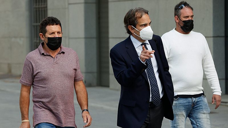 El patrón del 'Villa de Pitanxo', Juan Padín Costa (i), y su sobrino, Eduardo Rial Costa (d) asisten este lunes a la Audiencia Nacional en Madrid